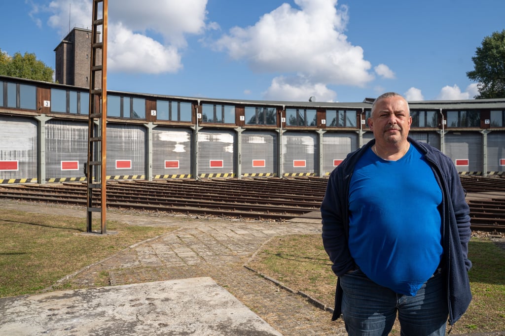 Vereinsvorsitzender Michael Jungfer steht vor dem mächtigen Rund des alten Ringlokschuppens in Wittenberg.
