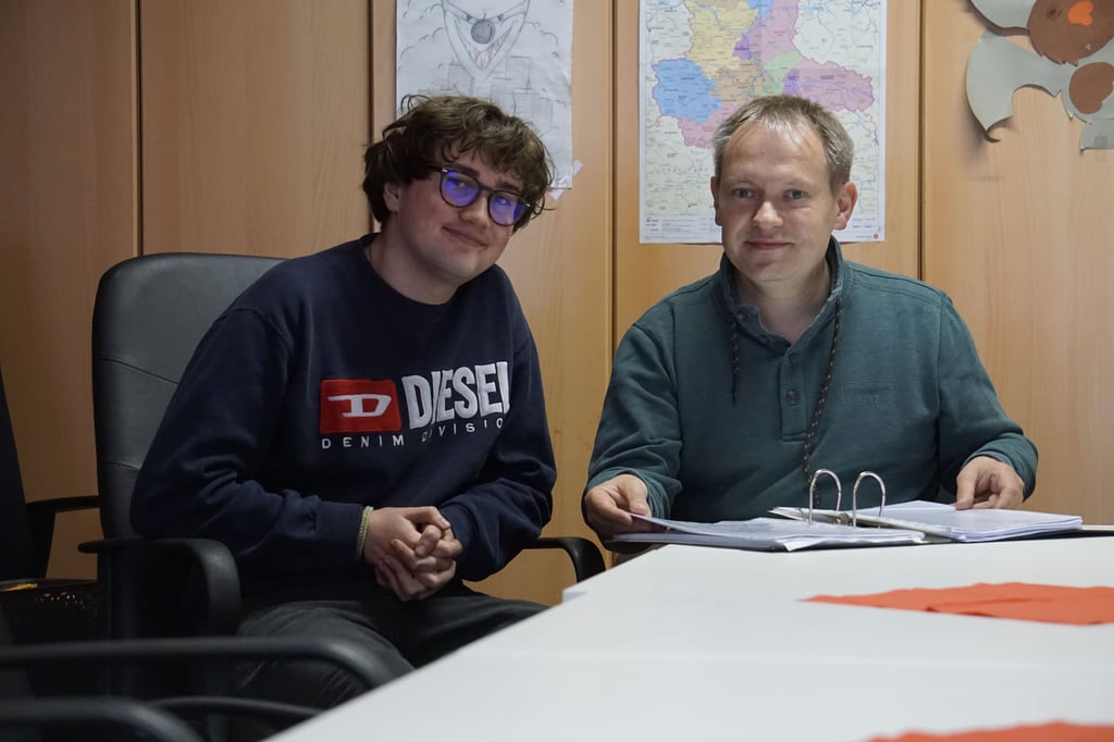 Der Norweger Theodor Håland und Tobias Köppe (r.) planen die nächsten zwölf Monate im Kinder- und Jugendfreizeittreff Greppin.