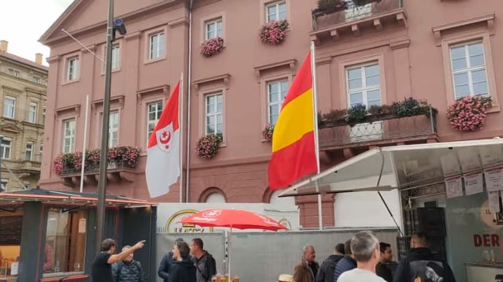 Am Karlsruher Marktplatz wehte auch die hallesche Flagge.