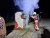 Der brennende Altkleidercontainer in der Roßlauer Damaschkestraße.
