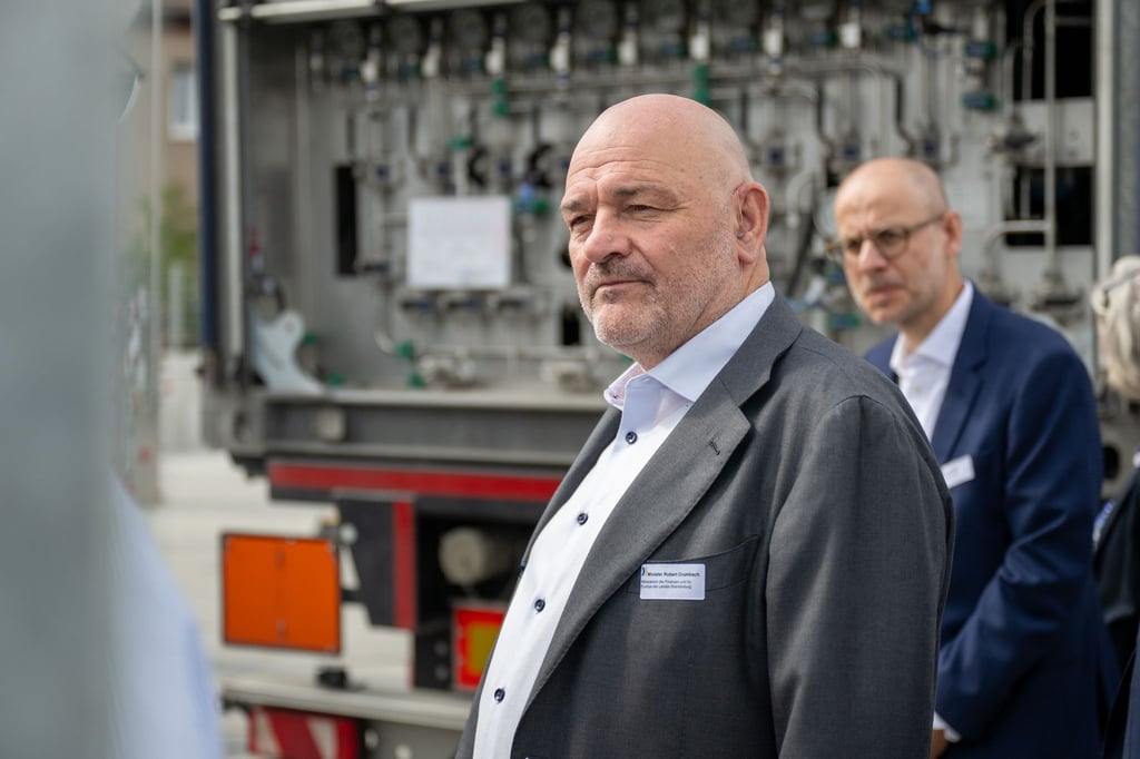 Robert Crumbach (BSW, l), Brandenburgs Minister der Finanzen und für Europa, kritisiert die Aktivrente. (Archivbild)