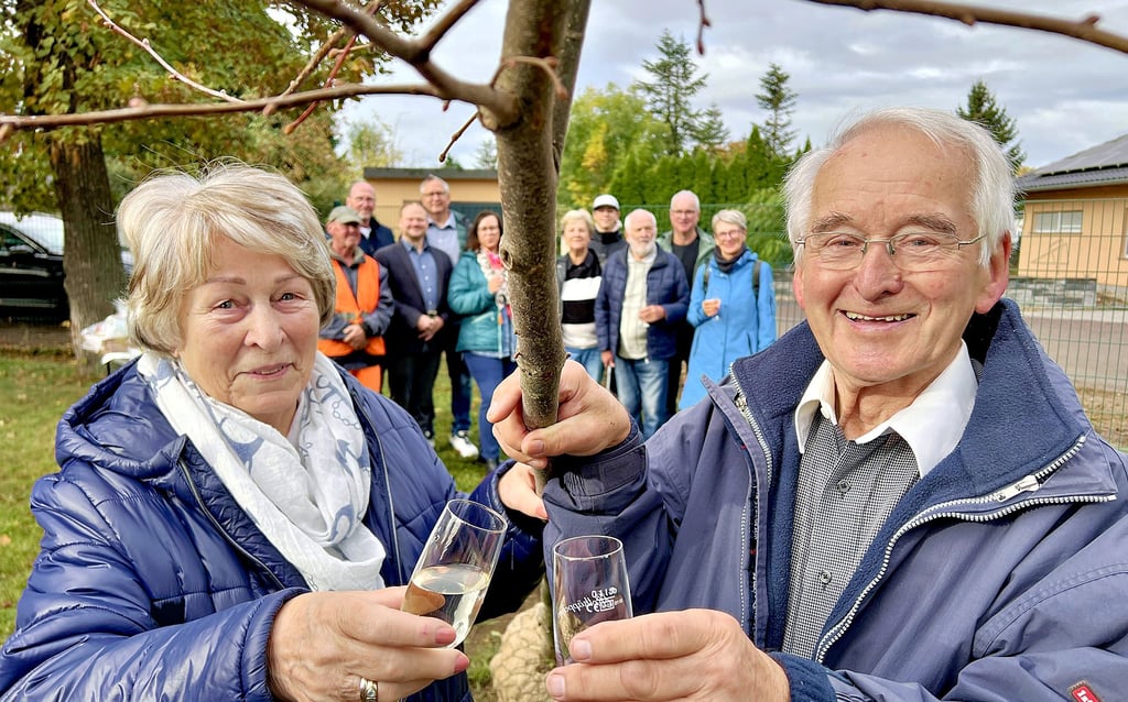 Monika und Horst Wache aus Könnern haben ihre Diamantene Hochzeit gefeiert und wurden mit einem Baum überrascht.