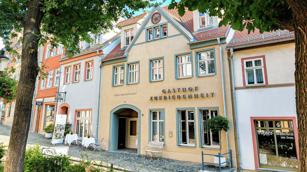 Bestes Hotel Sachsen-Anhalts: Der Gasthof Zufriedenheit in Naumburg wurde erneut vom Guide Michelin mit einem begehrten Key ausgezeichnet.