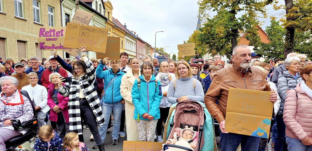 Bürger protestierten gegen die vermutete Schließung der Helios-Klinik Zerbst am 8. Oktober vor dem Krankenhaus. Genutzt hat es nichts.