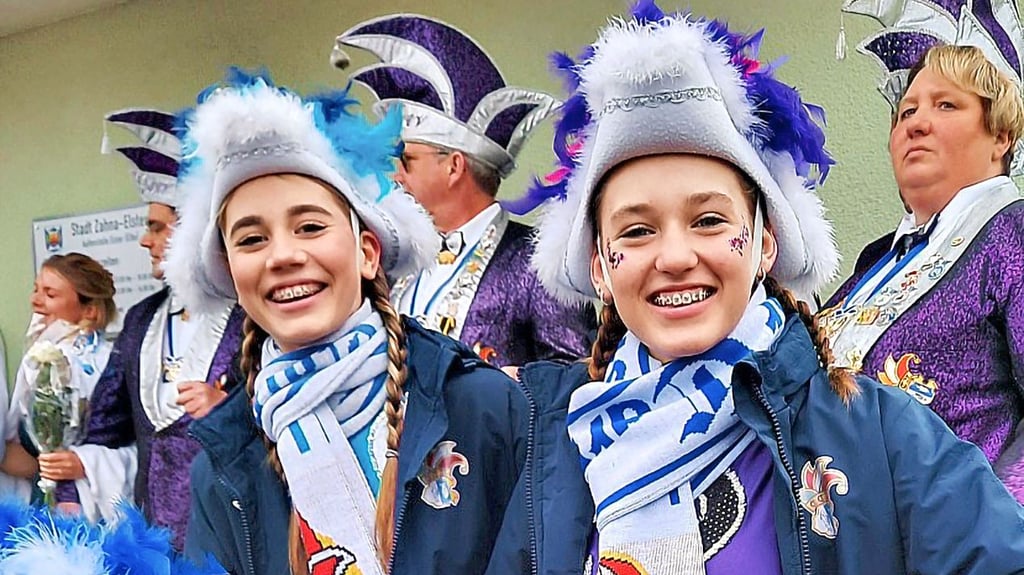 In der fünften Jahreszeit verbreiten  die   Karnevalisten,  hier  ein Bild bei der Proklamation 2024  vor Elsters  Rathaus,    stets gute Laune.