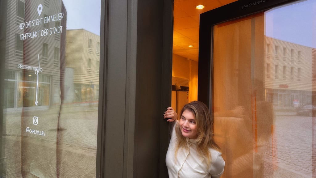 Hier wird es hineingehen: Vlada Valeria Stavrov an der Tür zu ihrem „Café Va Liés", das sie so bald wie möglich eröffnen will. Es entsteht in der Steinbrücke in Quedlinburg.