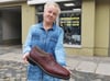 Schuhe liegen Andrea Süße im Blut. Diesen Oxforder in Größe 60 hat ihr Vater gefertigt.