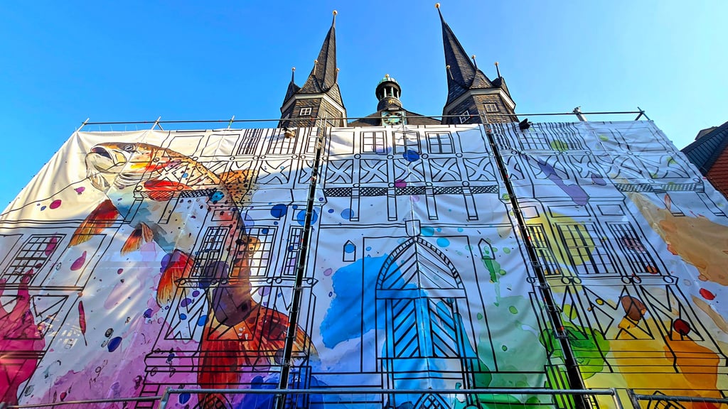Hinter der wegen einer Baustelle verhüllten Fassade des Wernigeröder Rathauses krachte es zuletzt gewaltig unter Mitgliedern des Stadtrates.