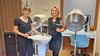 Maria Adloff (links) und Jennifer Bernert haben  vor 25 Jahren den Beruf der Friseurin gelernt. Seit Monatsanfang arbeiten sie zusammen. 