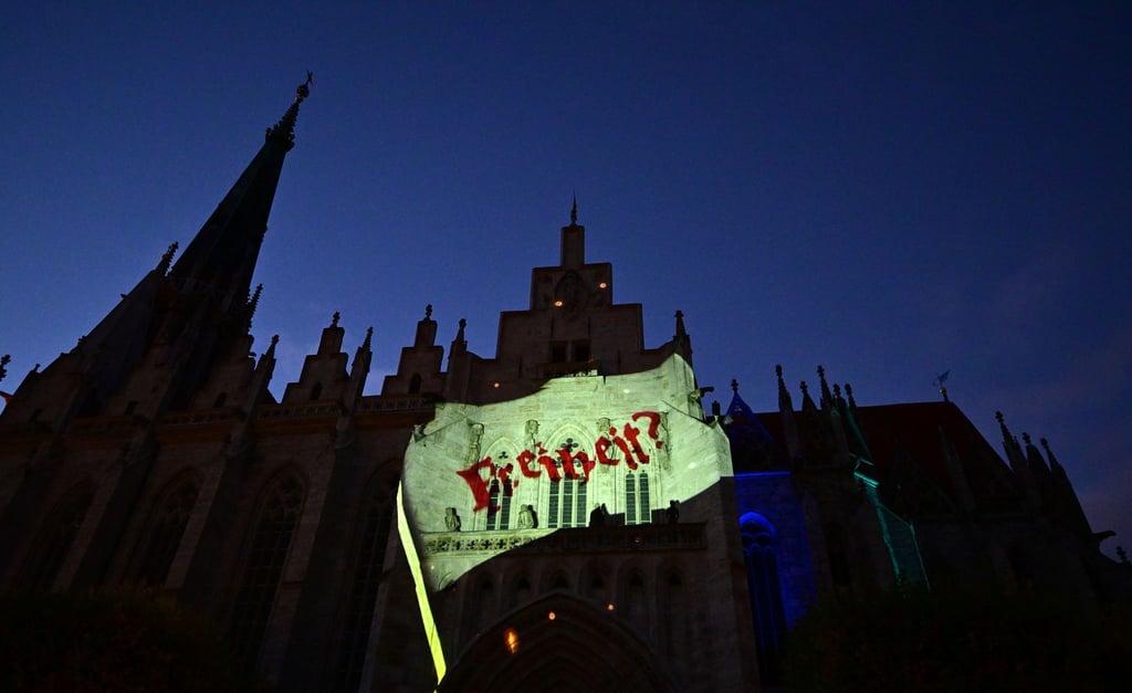 Die Thüringer Landesausstellung zum Bauernkrieg vor 500 Jahren endet am Wochenende, begleitet von Lichtkunst in der Mühlhäuser Altstadt.