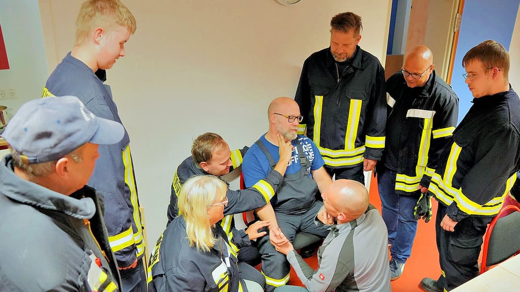Der Staffelder Wehrleiter René Matla (von links), Dienstanfänger Leo, Michaela Wetzel, Jarchauer Wehrleiter Marco Wetzel, André Bergmann, Ausbilder Stephan Lude, Torsten Schwelgin, Sebastian Bauer und Dienstanfänger Paul Bergmann lernen, an welchen Stellen der Puls gefühlt werden kann.
