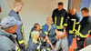 Der Staffelder Wehrleiter René Matla (von links), Dienstanfänger Leo, Michaela Wetzel, Jarchauer Wehrleiter Marco Wetzel, André Bergmann, Ausbilder Stephan Lude, Torsten Schwelgin, Sebastian Bauer und Dienstanfänger Paul Bergmann lernen, an welchen Stellen der Puls  gefühlt werden kann.