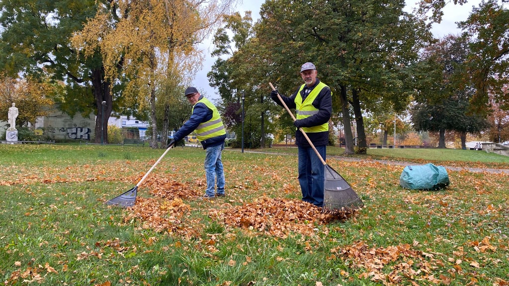Staßfurts Pflanzen- und Baumwelt entblättert sich dieser Tage – die Arbeiter sind unterwegs, um für Sauberkeit und Sicherheit zu sorgen.