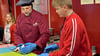 Bonbonherstellung zum Anschauen beim Zeitzer Zuckerfest:  Bonbonmann Dirk Lawrenz  präsentierte sein süßes Handwerk und hatte fleißige Helfer aus der Sekundarschule Am Schwanenteich, die mit ihrem fleißigen Einsatz die Spendenkasse der Schule füllen.  