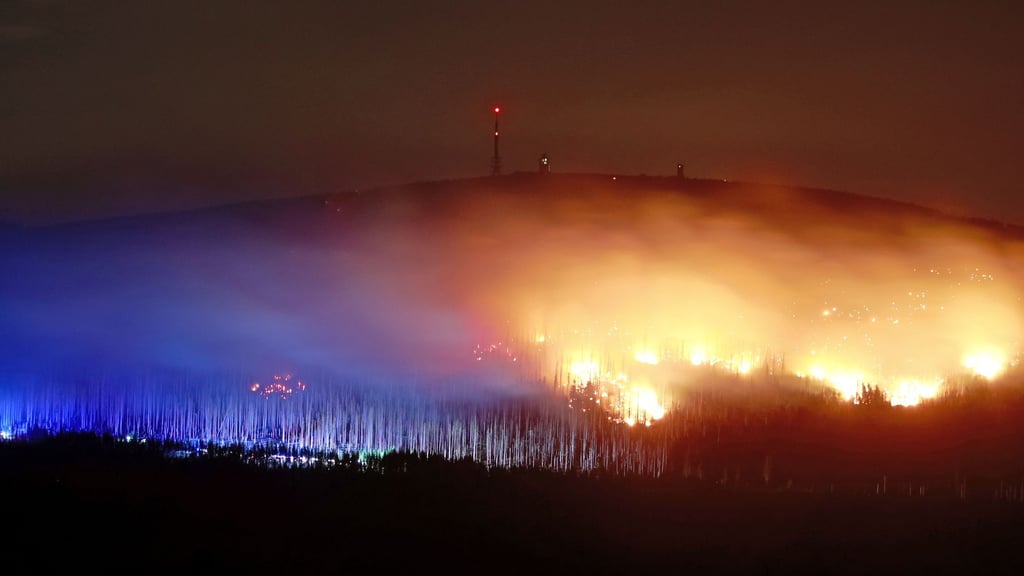 Die Flammen loderten im September 2024 mehrere Tage lang unterhalb der Brockenkuppe. Die Bundeswehr hat für ihre Unterstützung bei den Löscharbeiten der Stadt Wernigerode rund 1,35 Millionen Euro in Rechnung gestellt.