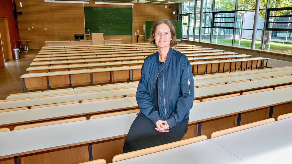 Catharina Förster, Professorin für Innenraumplanung und Entwerfen, im Audimax des Campus Dessau der Hochschule Anhalt