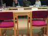 Leere Stühle könnte es demnächst häufiger bei Sitzungen von Lokalpolitikern in der Gemeinde Möser geben, denn hybride Sitzungen sind bereits für den Gemeinderat erlaubt - die Ortschaftsräte wollen nachziehen. So können Lokalpolitiker via digitaler Übertragung an Sitzungen teilnehmen.