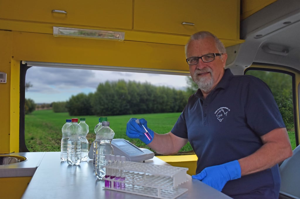 Harald Gülzow untersucht die Wasserproben in der Börde.