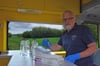 Harald Gülzow untersucht die Wasserproben in der Börde.