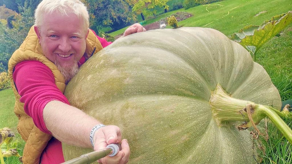 Selfie mit Riesenkürbis – André Becker hat auch in der Saison 2025 wieder etliche Preise geholt.