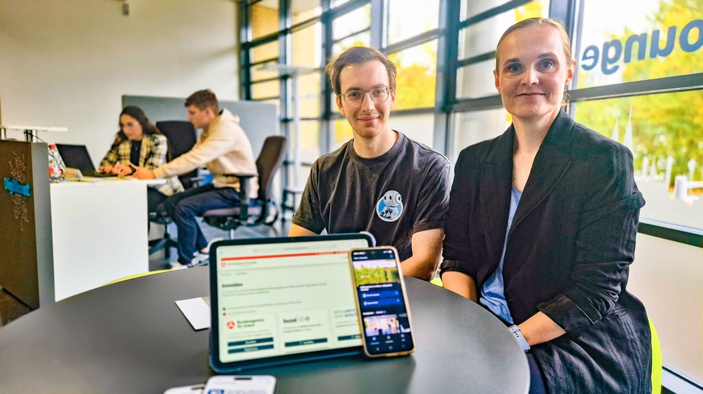 Susi Michel, Pressesprecherin des Jobcenters Stendal, und Digi-Scout Jacob Pletke stellen die Vorzüge der Digi-Lounge vor.