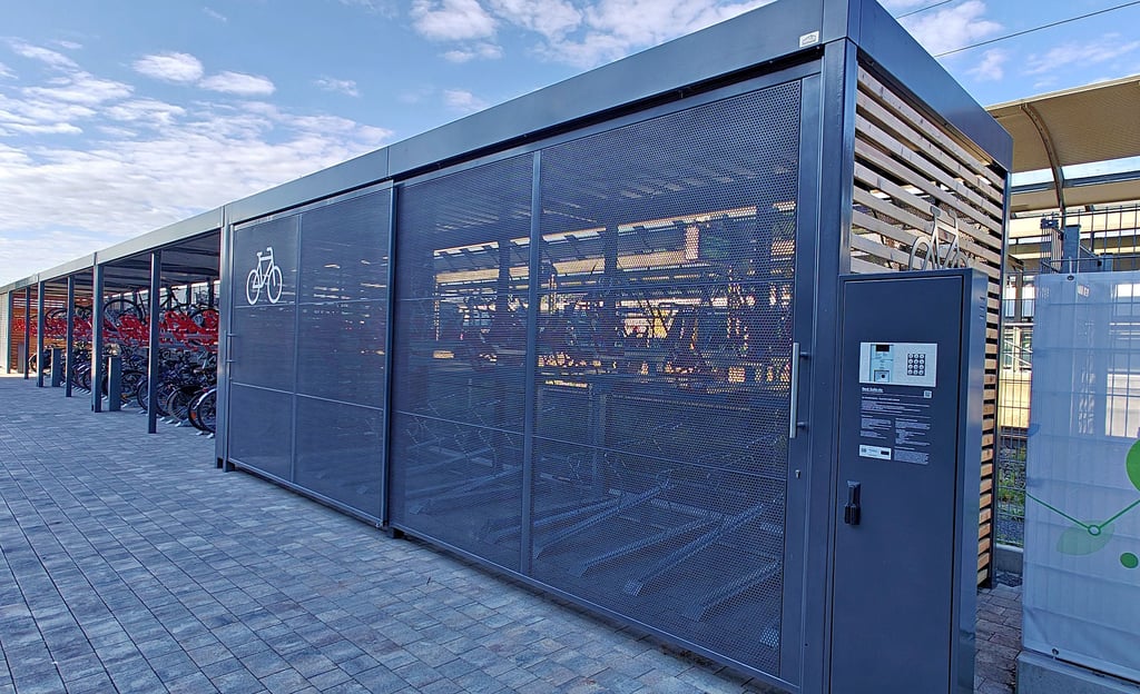 Die zwei abschließbaren Radparkanlagen am Bahnhof sind noch immer nicht in Betrieb. Und das wird wohl noch monatelang so bleiben.
