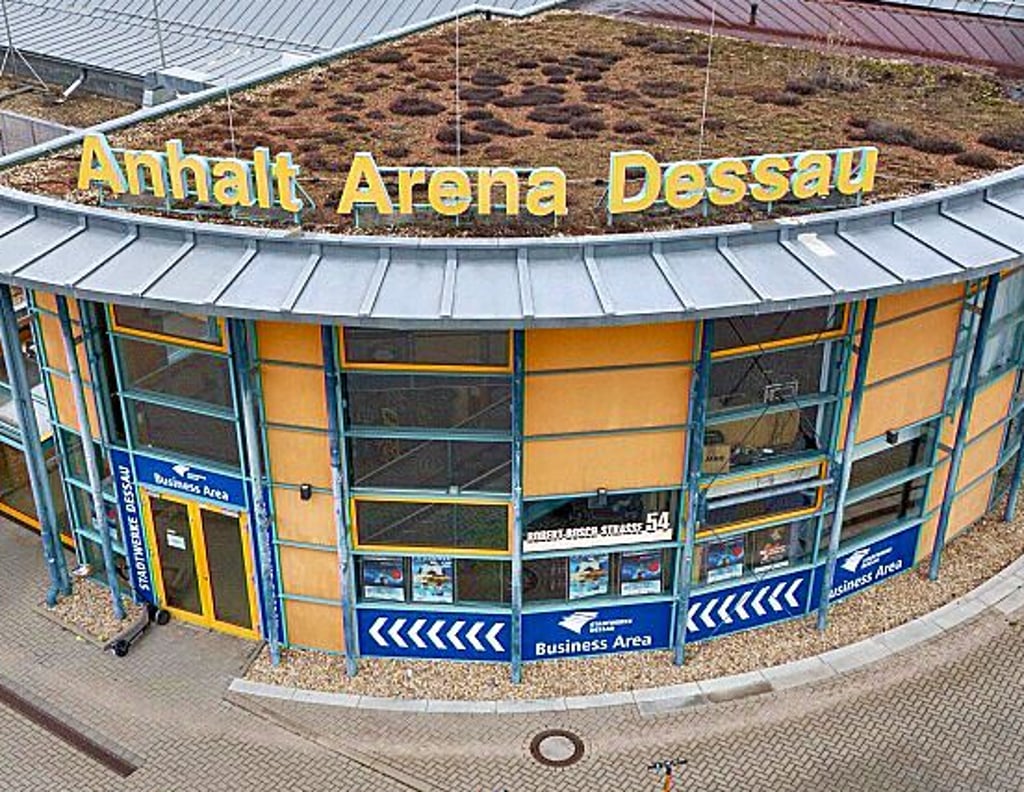 Blick auf die Anhalt-Arena. Hier wurde ein Caterer gesucht.