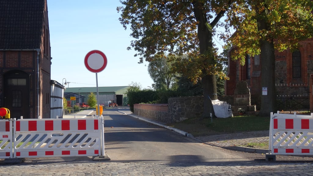Die Ortsdurchfahrt Dewitz bei Seehausen (Landkreis Stendal) ab dem Abzeig nach Lückstedt wurde grundhaft erneuert. Die Fahrbahnmarkierung fehlt noch.