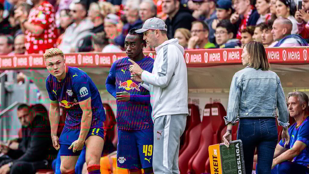 Ole Werner mit Yan Diomande und Conrad Harder.