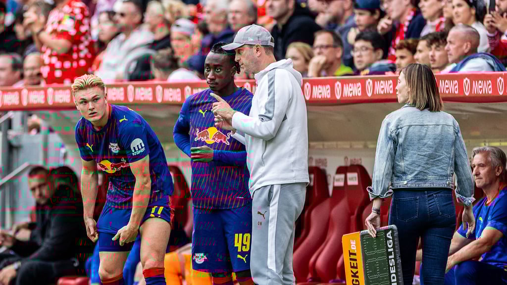 Ole Werner mit Yan Diomande und Conrad Harder.