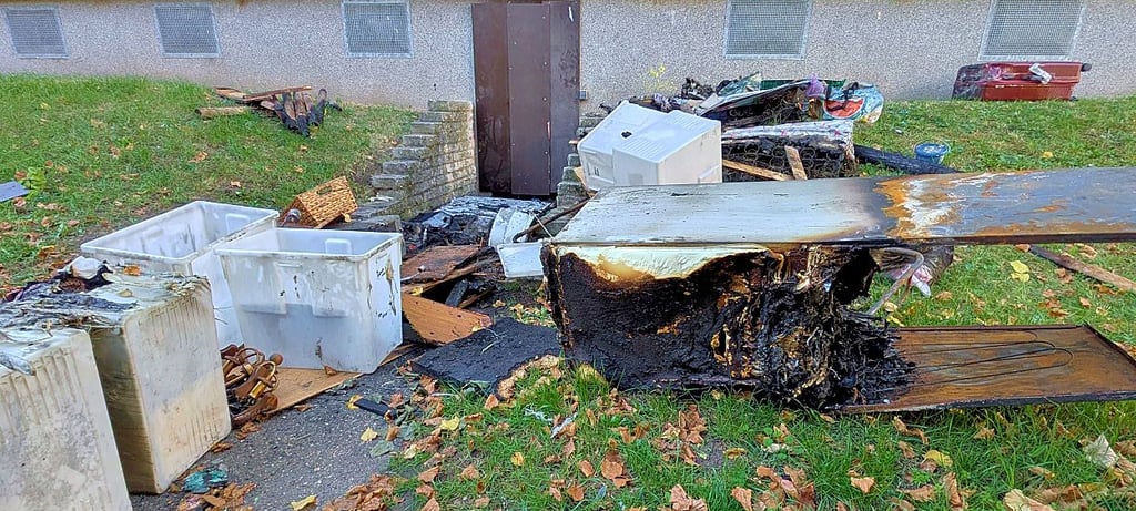 Angesengte und verkohlte Gegenstände liegen in der Garbsener Straße in Schönebeck, wo in der Nacht vom 11. auf den 12. Oktober ein Kellerbrand das Haus massiv in Mitleidenschaft zog.
