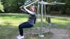 Volontärin Sophie-Charlott Weiß testet einmal selbst, was die Geräte hinter dem Spielplatz „Am Kamp“ in Althaldensleben taugen.