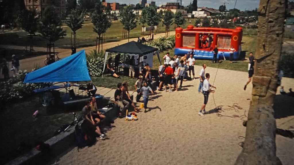Der erste Kletterturm am Thüringer Bahnhof wurde im Jahr 2001 eröffnet.