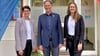 Carola Schmidt (Harzer Tourismusverband), Ronny Strebe (Stadtwerke Lutherstadt Eisleben) und Louisa Mahrenholz, Leiterin der Tourist-Information Eisleben (von links), vor der Geschäftsstelle am Markt in Eisleben.  