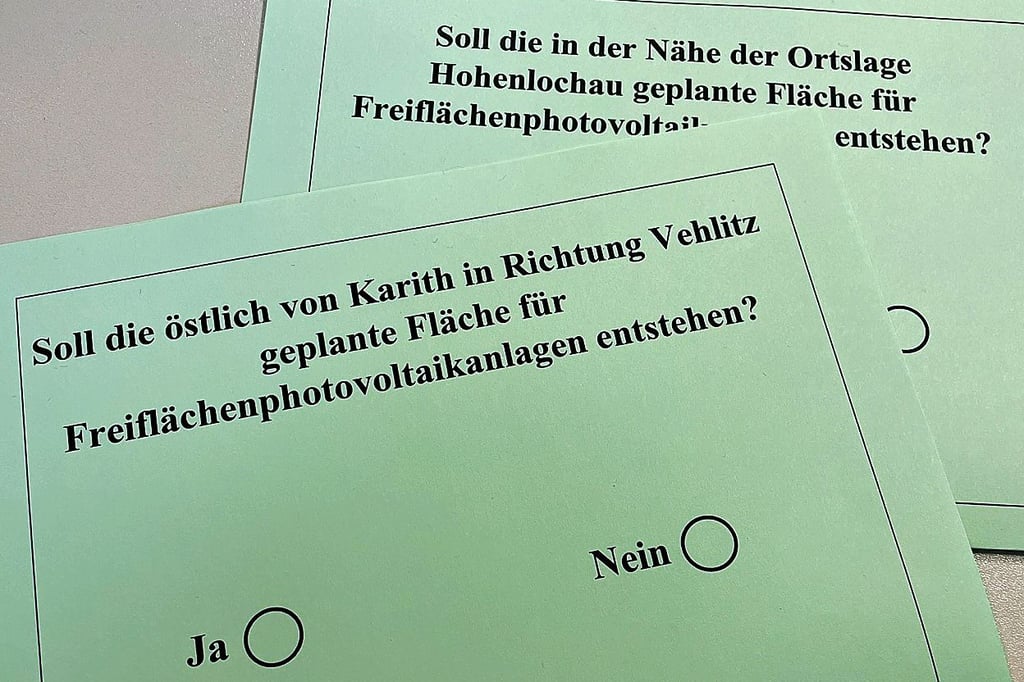 Das Einholen des Meinungsbildes zu den geplanten PV-Anlagen bei Karith und Hohenlochau ist gestartet. So sehen die Stimmzettel aus.