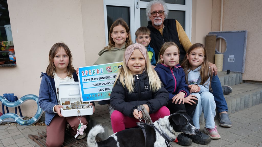 Tierheimleiter Otfried Müller freut sich riesig über die Spende der Klasse 3a der Grundschule Barleben.