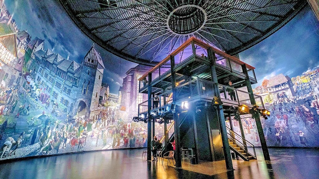 In den Schulferien können Familien bei Führungen im Asisi-Panorama „Luther 1517“ in Wittenberg in eine andere Welt eintauchen.