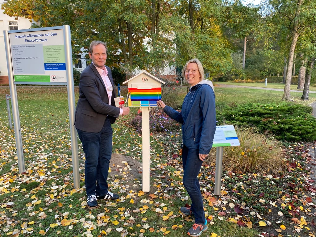 Anja Morche und Thomas Wendler weihen die Stempelstelle am Fitness-Parcours des Awo-Fachkrankenhauses in Jerichow ein.