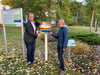 Anja Morche und Thomas Wendler weihen die Stempelstelle am Fitness-Parcours des Awo-Fachkrankenhauses in Jerichow ein.