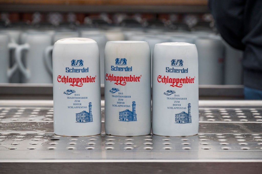 Die Brauerei Scherdel in Hof hat eine lange Tradition - doch der Produktionsstandort schließt. (Archivbild)