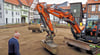 Die Firma Beton und Tiefbau Hinz hat begonnen, die Hoffläche der Rosmarinstraße 7 bis 10 in Osterwieck zu gestalten. 