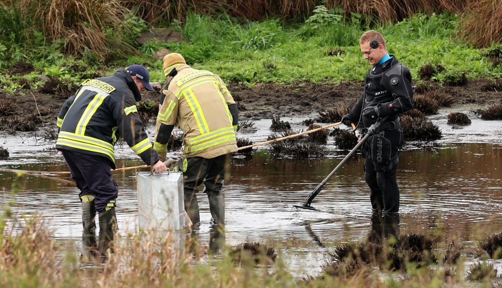 Einsatzkräfte haben bei ihren Ermittlungen zum Tod des achtjährigen Fabian aus Güstrow erneut einen Tümpel im Bereich des Fundortes der Leiche in den Blick genommen.