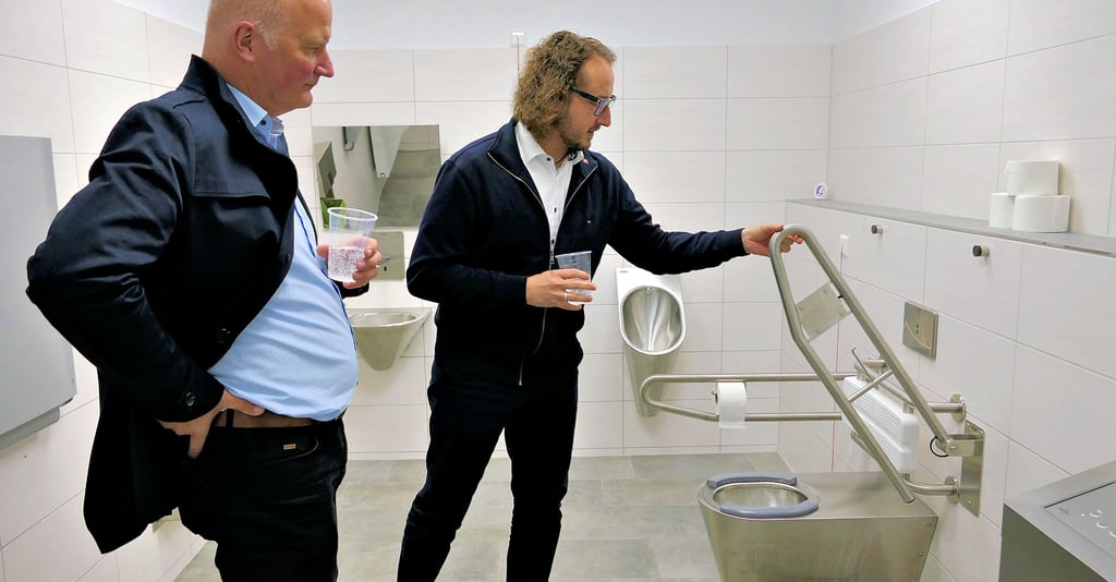 Endabnahme des Aborts: Bahnhofsmanager Karsten Kammler (l.) und OB Sebastian Müller-Bahr inspizieren die Bahnhofstoilette.