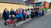 Auf dem gemeinsamen Gruppenfoto lächeln Kinder, Lehrkräfte und Vereinsmitglieder zufrieden in die Sonne.