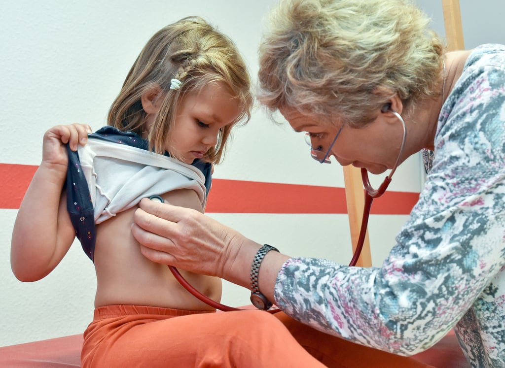 Abhören funktioniert auch im T-Shirt. Das Gesundheitsamt im Altmarkkreis bestand bei einer Schulreihenuntersuchung allerdings darauf, dass sich die Kinder in Hemdchen und Schlüpfer vorstellen. Ein Mädchen weigerte sich. Seine Mutter hat dafür Verständnis. Das Amt offenichtlich nicht.
