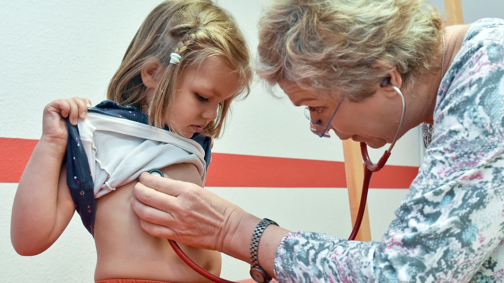 Abhören funktioniert auch im T-Shirt. Das Gesundheitsamt im Altmarkkreis bestand bei einer Schulreihenuntersuchung allerdings darauf, dass sich die Kinder in Hemdchen und Schlüpfer vorstellen. Ein Mädchen weigerte sich. Seine Mutter hat dafür Verständnis. Das Amt offenichtlich nicht.