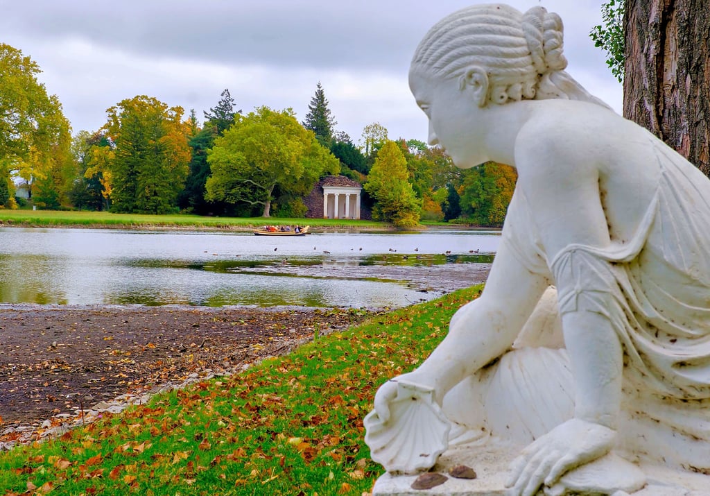 Im See im Wörlitzer Park ist aktuell wenig Wasser.
