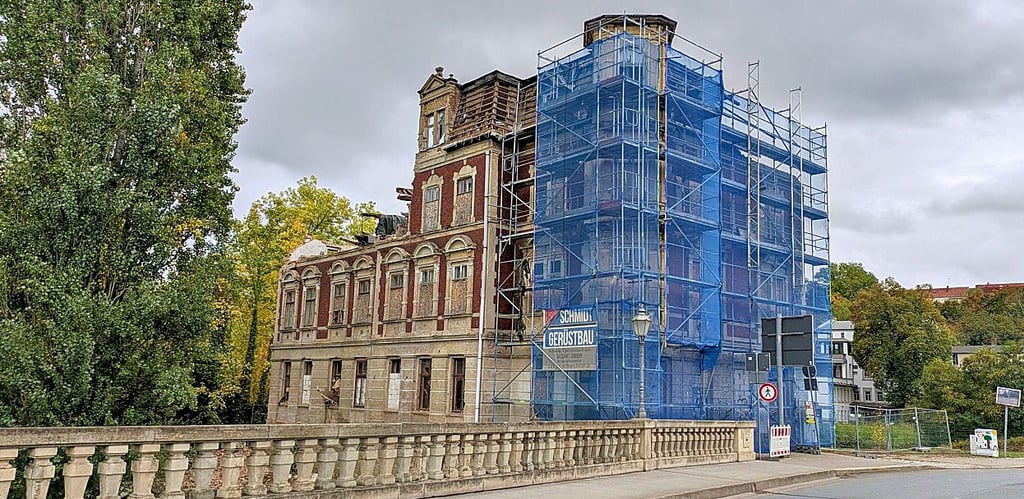 Der Teilabriss von Wasservorstadt 18 hat begonnen. Man darf gespannt sein, was übrig bleibt und auf den Wiederaufbau hoffen.
