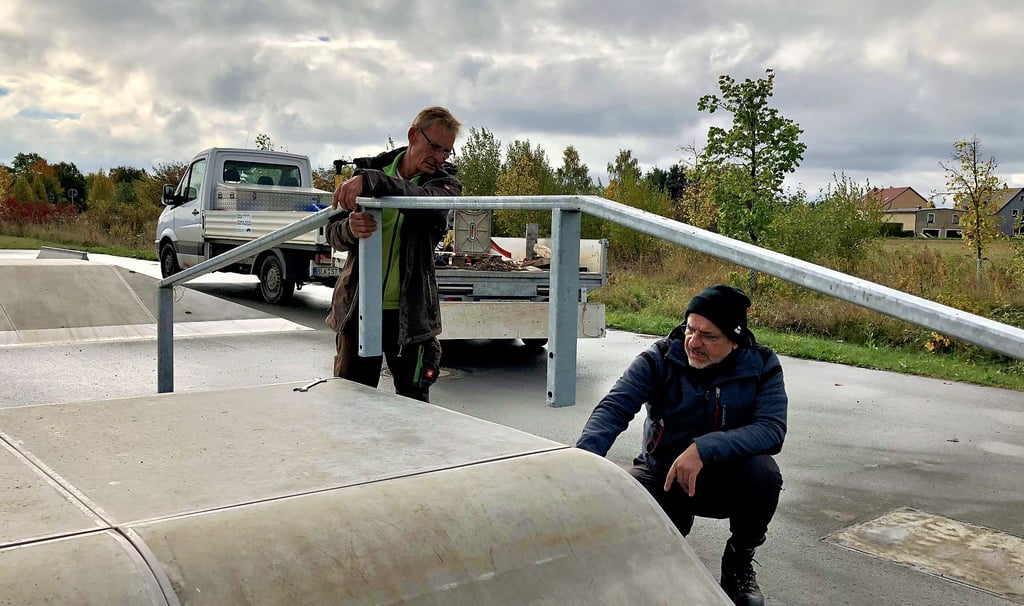 Steffen Slabik von der Firma Schmidt STO und Architekt Cüneyit Akcakoca passen ein sogenanntes Rail, eine Art Geländer, an ein Skateelement an .