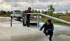 Steffen Slabik von der Firma Schmidt STO und Architekt Cüneyit Akcakoca passen ein sogenanntes Rail, eine Art Geländer,  an ein Skateelement an . 